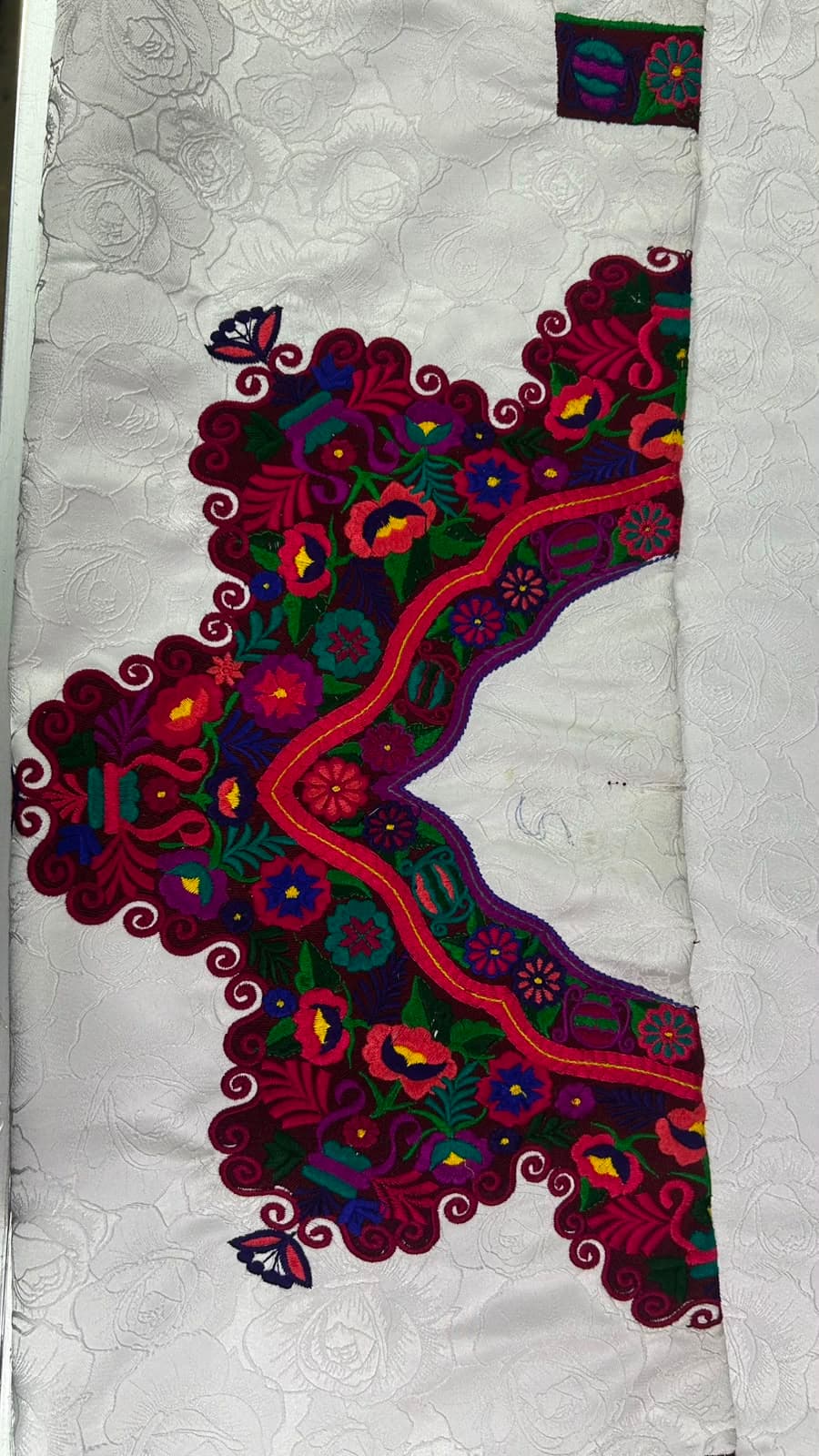 Güipil digital con flores en rojo y fucsia