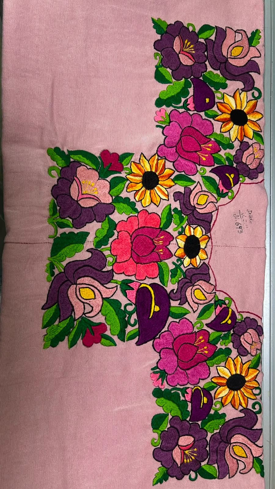 Güipil de lustrina rosado con girasoles · Unitalla — fotografía 1 de 1