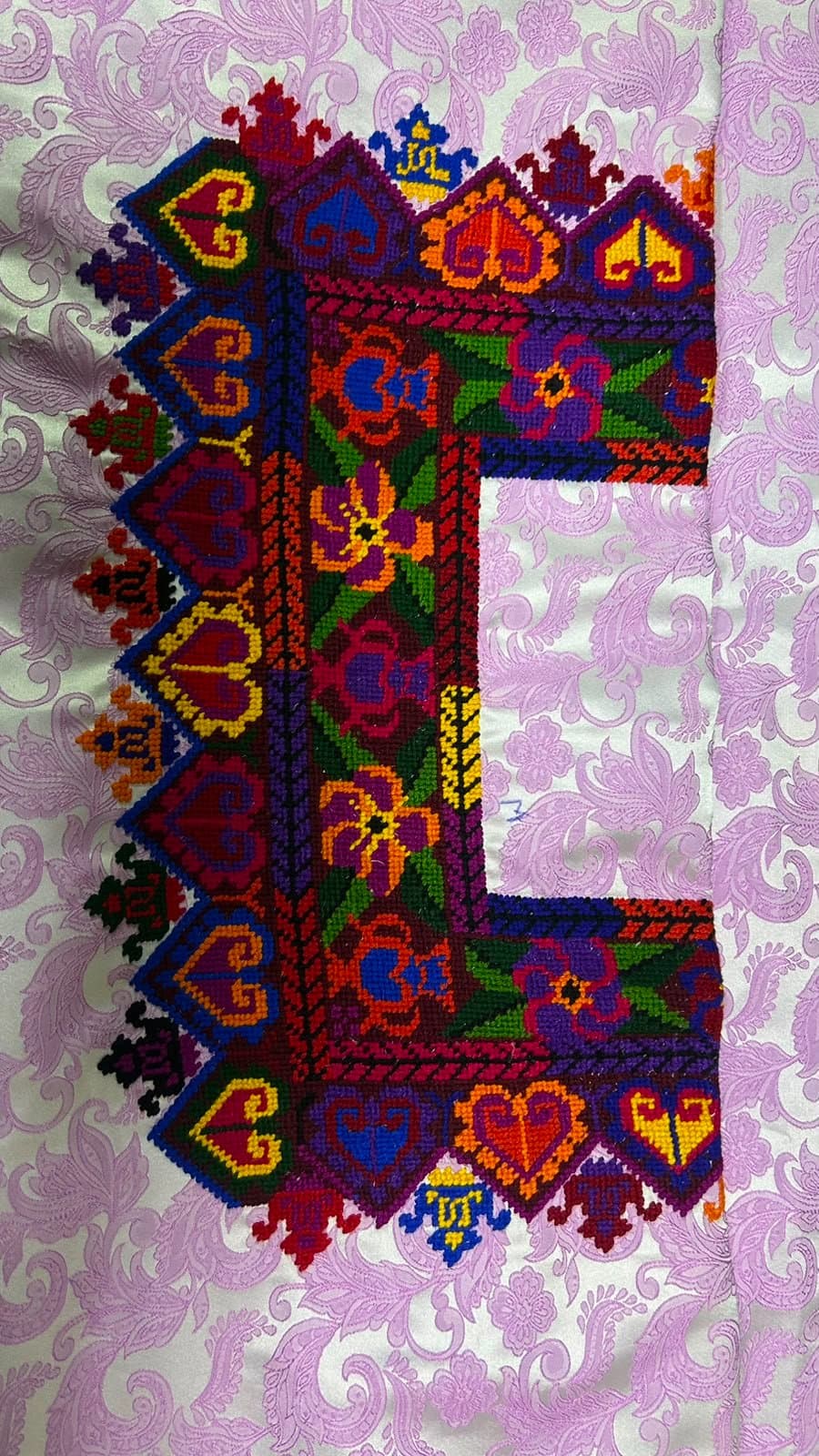 Güipil diagonal de San Cristóbal en tonos morado, azul y amarillo — fotografía 1 de 1