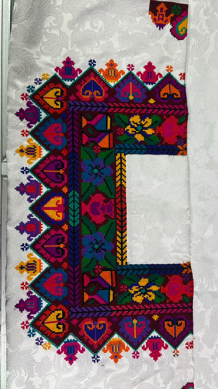 Güipil digital multicolor con corazones