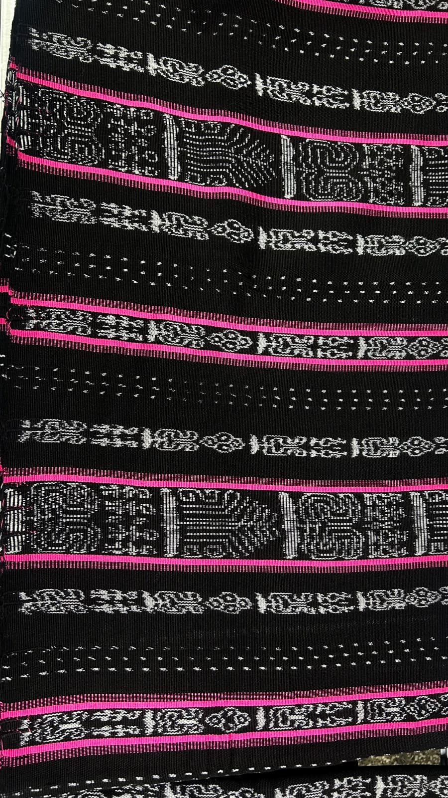 Perraje negro con líneas fucsia