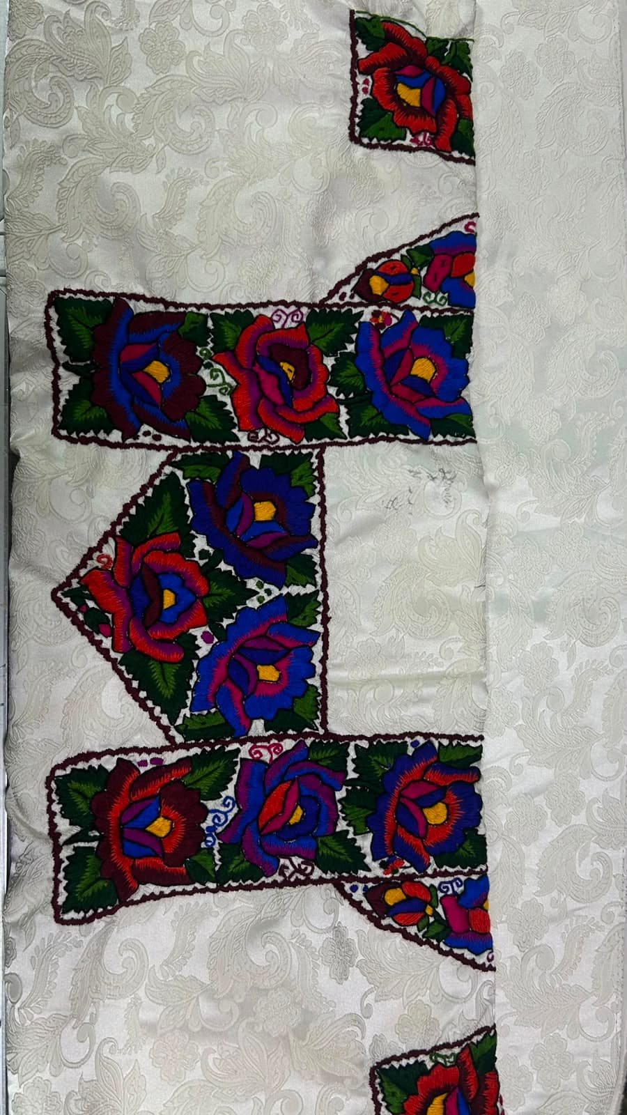Güipil de faja con rosas en rojo y azul — fotografía 1 de 1