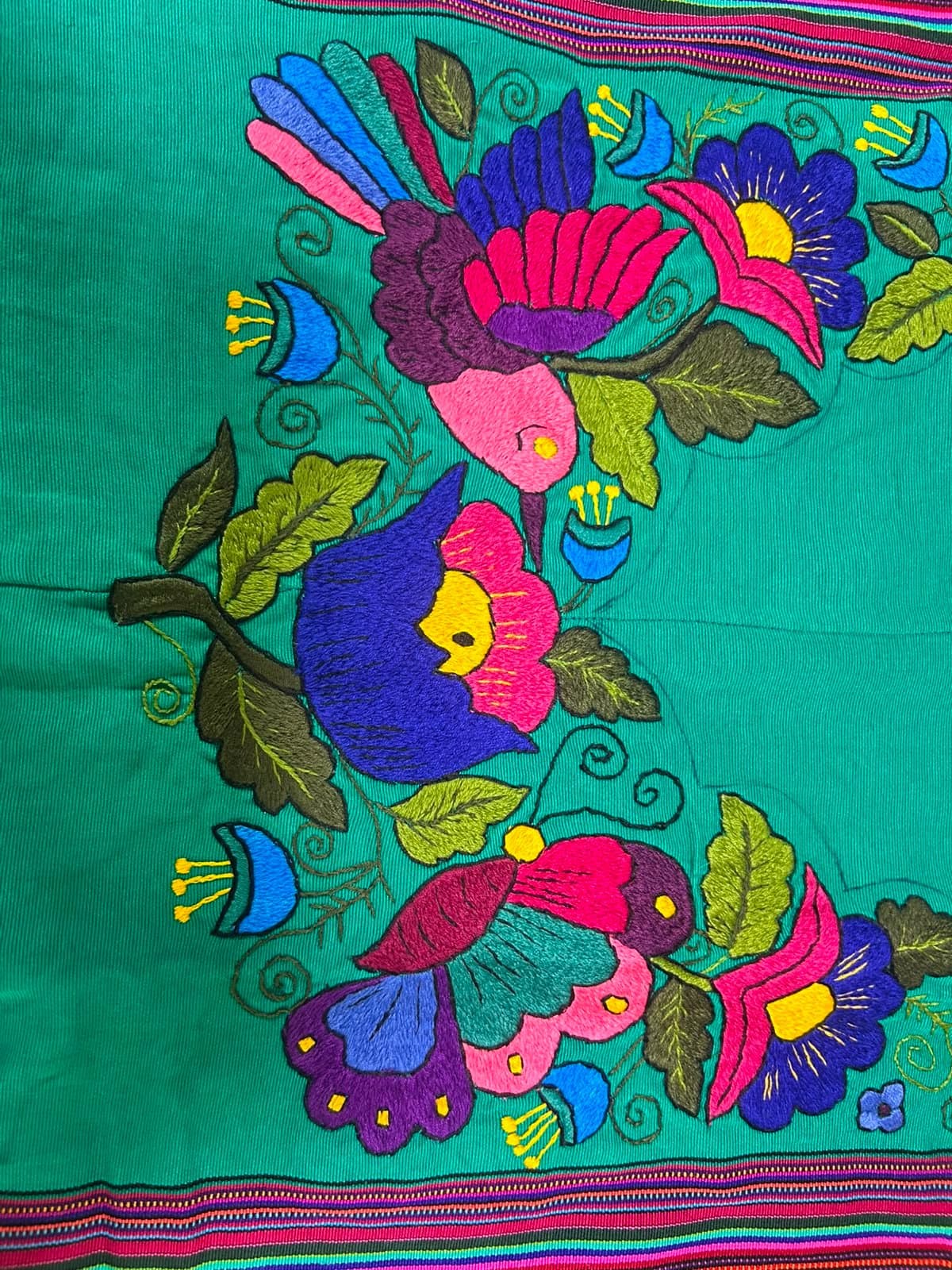 Güipil de lustrina turquesa con colibrí artesanal bordado · Unitalla — fotografía 1 de 2