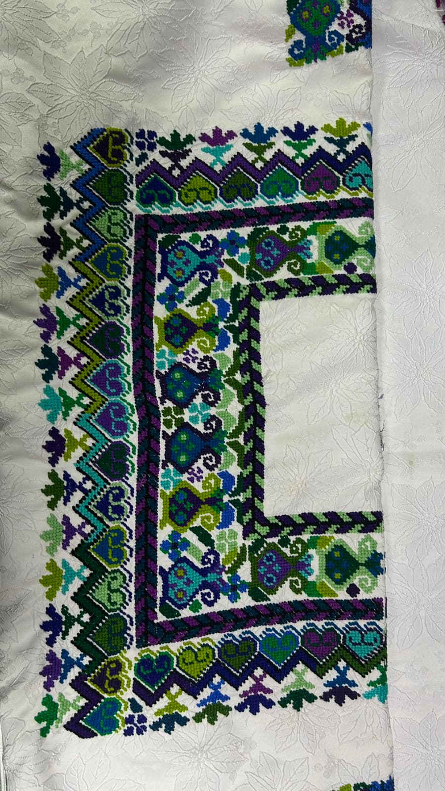 Güipil de cruceta en verde y morado