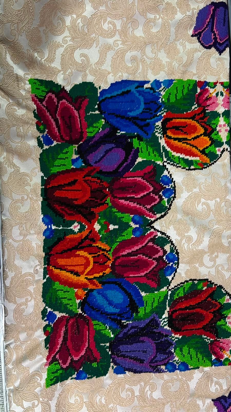 Güipil brocado con tulipanes