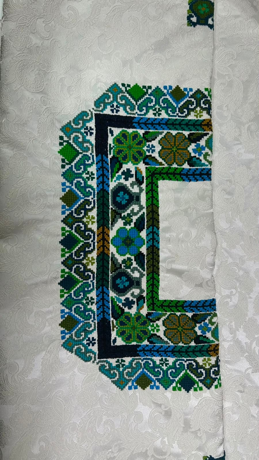 Güipil de cruceta en verdes y azules