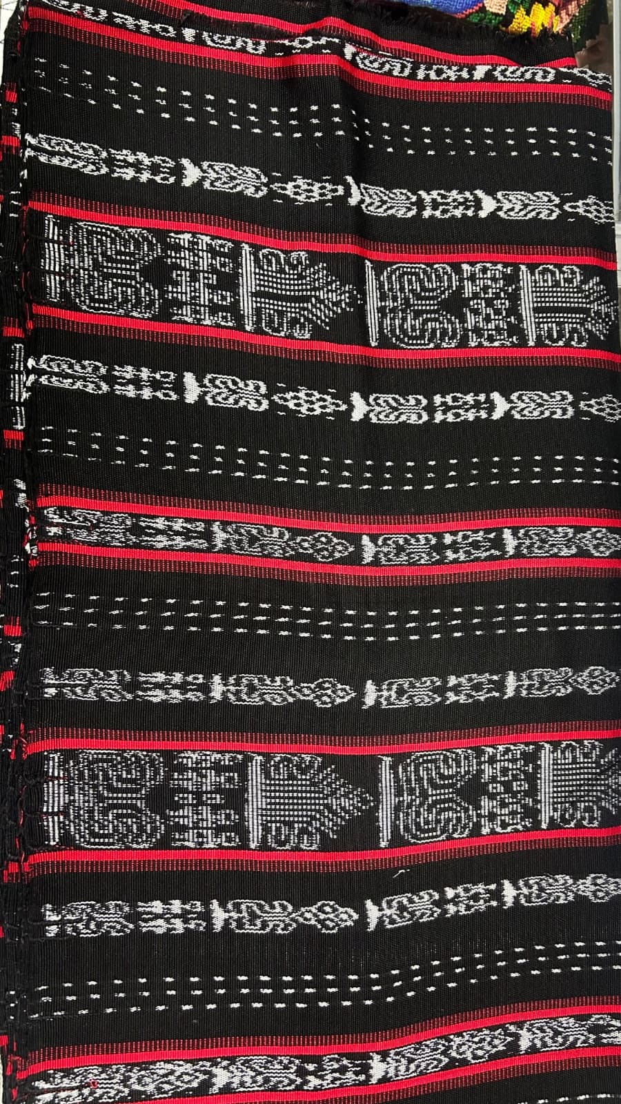 Perraje negro con líneas rojas