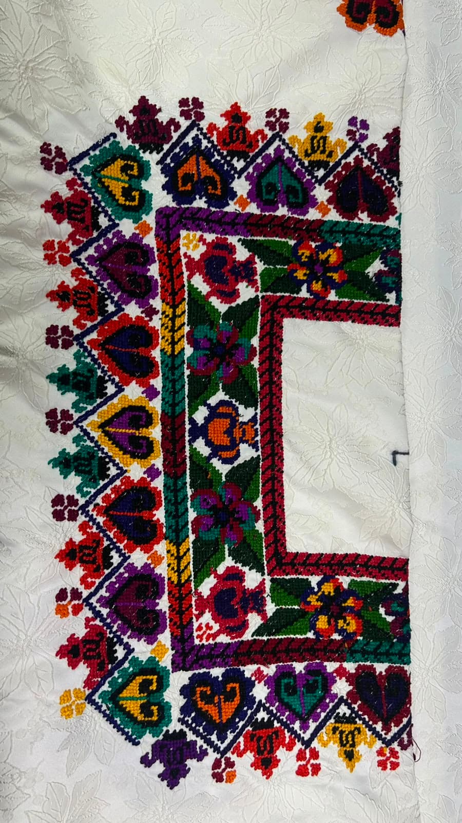Güipil de cruceta en rojo y morado