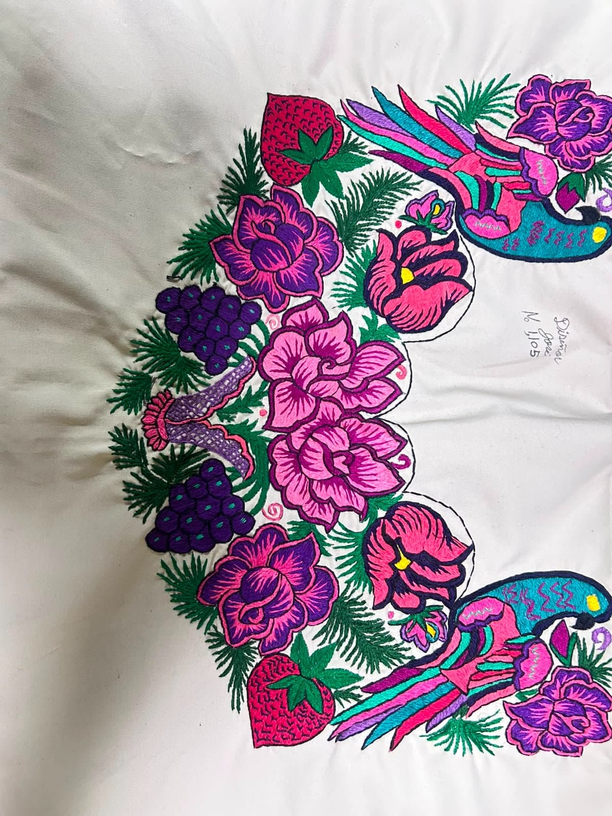 Güipil blanco con quetzales — fotografía 1 de 2