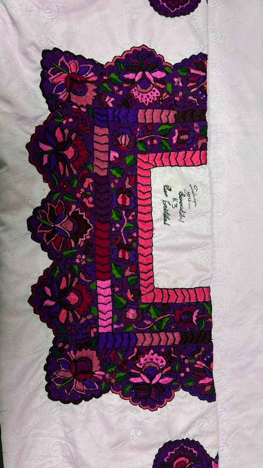 Güipil liso bordado en morado y rosado