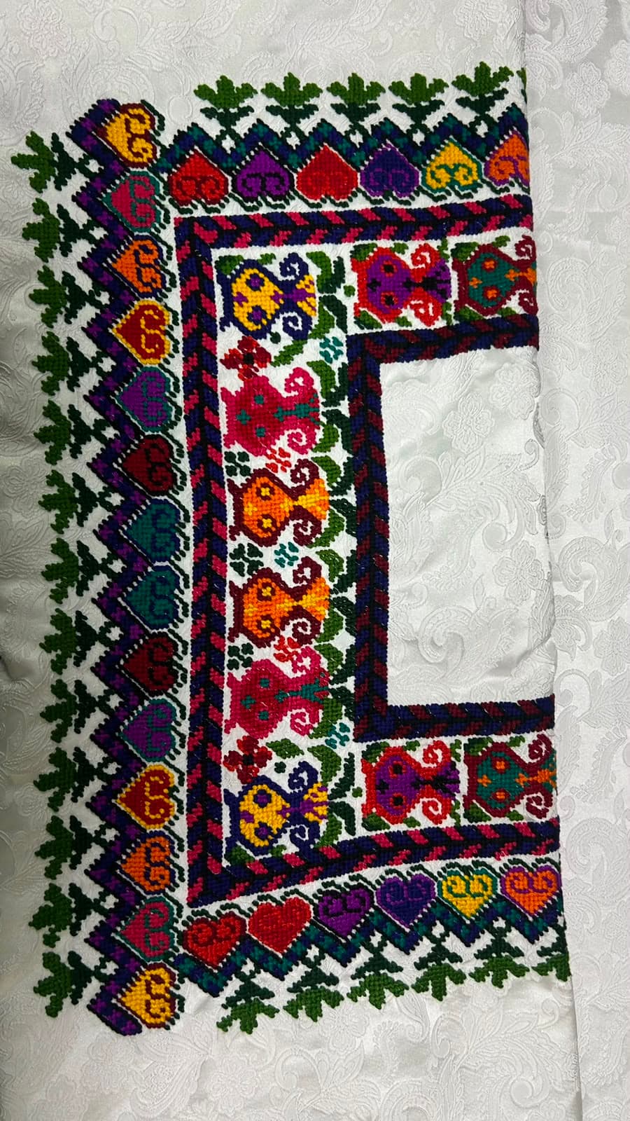 Güipil de cruceta multicolor con corazones
