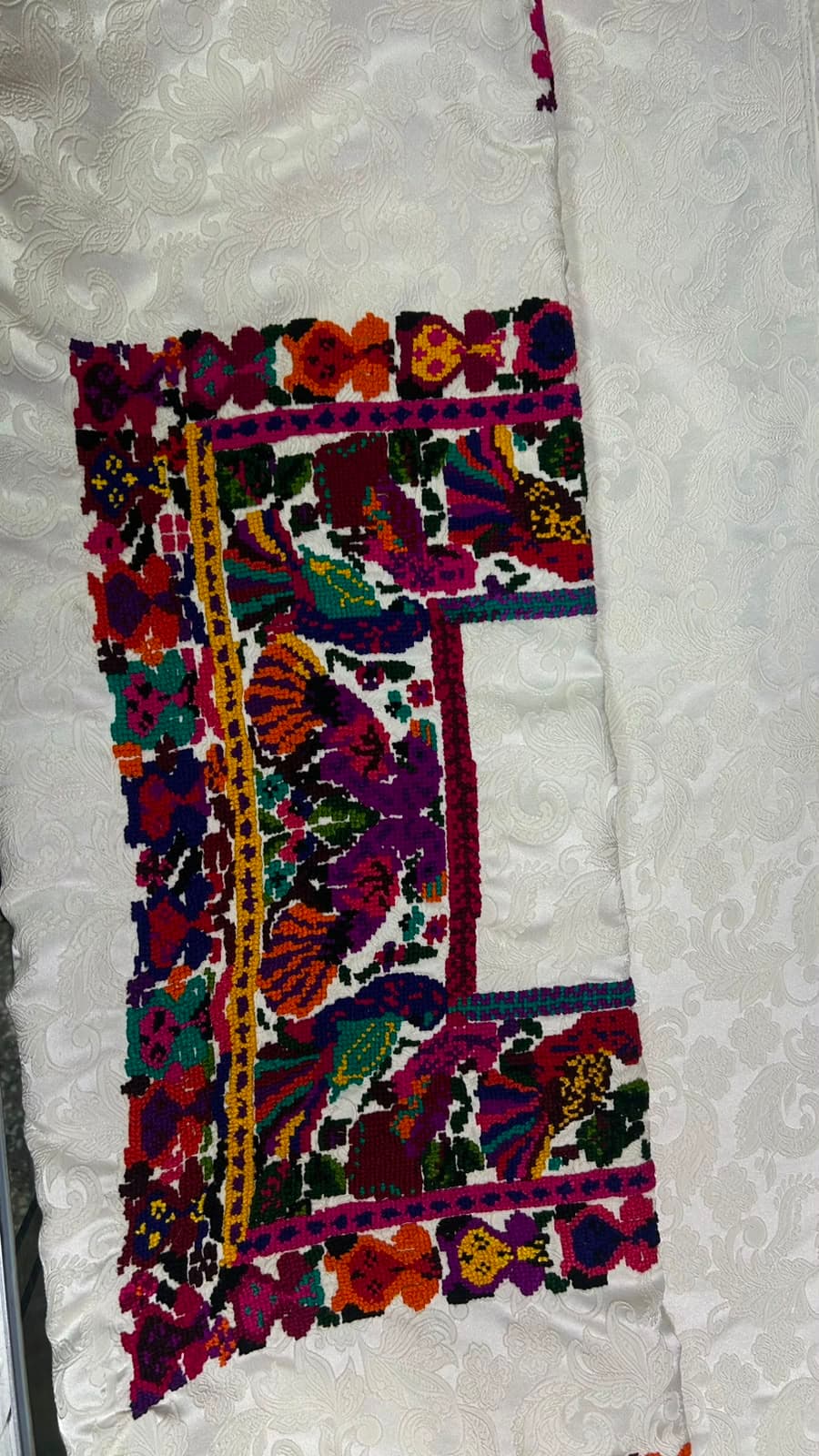 Güipil de cruceta en fucsia y naranja