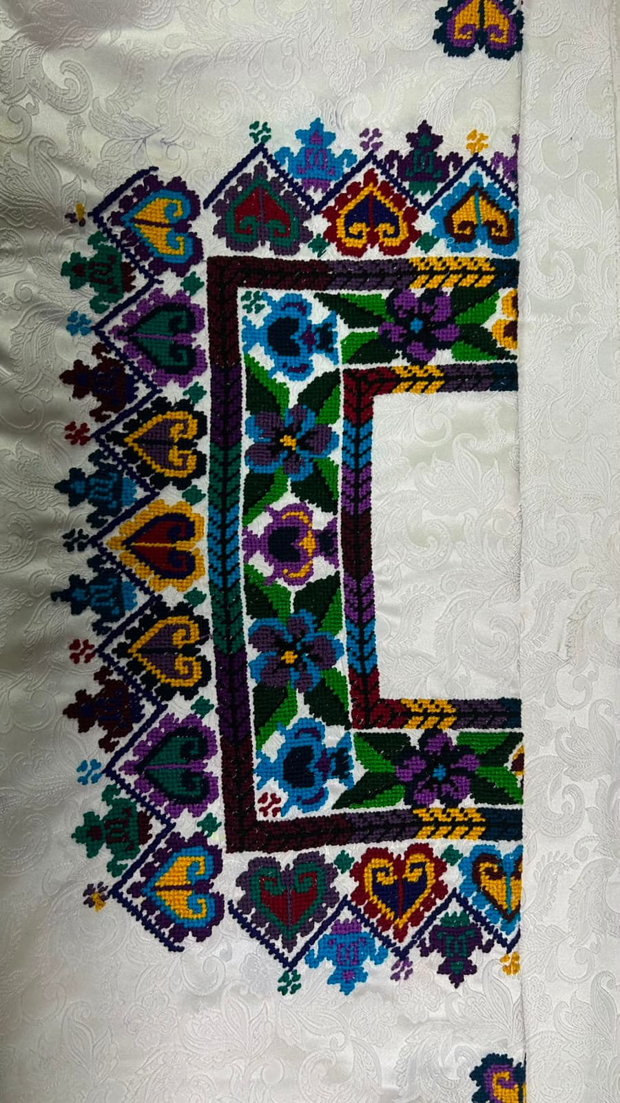 Güipil de cruceta en morado y amarillo