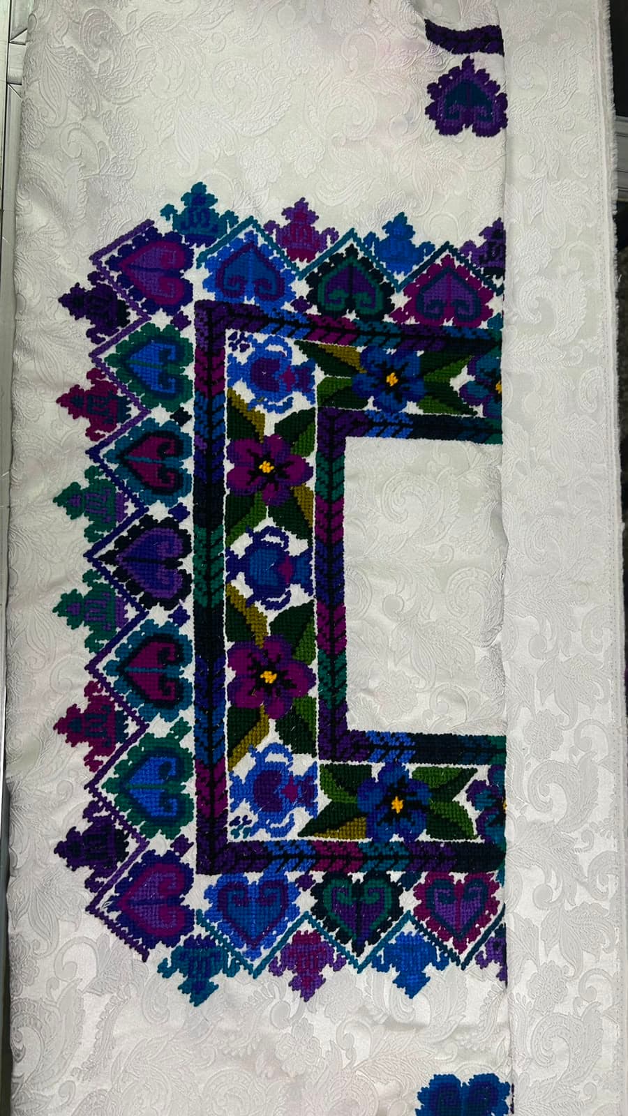Güipil de cruceta en morado y turquesa
